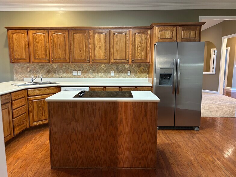 Building Photo - 700 Sudbury Dr