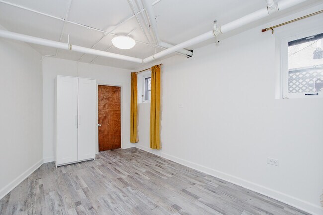 Building Photo - 622 W Briar Pl