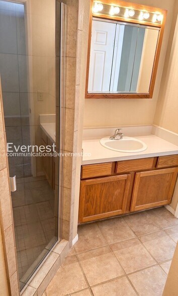 Building Photo - 6655 N Canyon Crest Dr