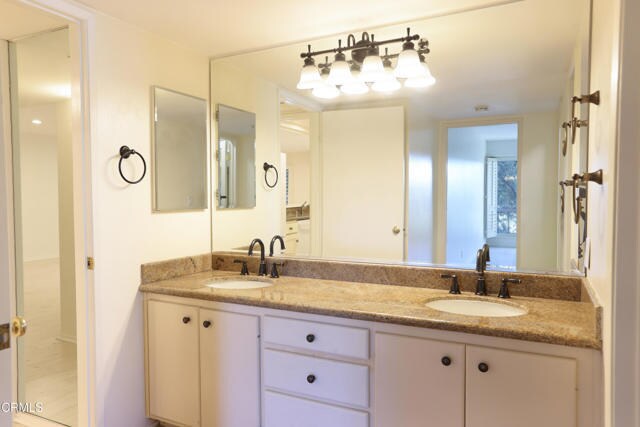 Building Photo - 1127 E Del Mar Blvd