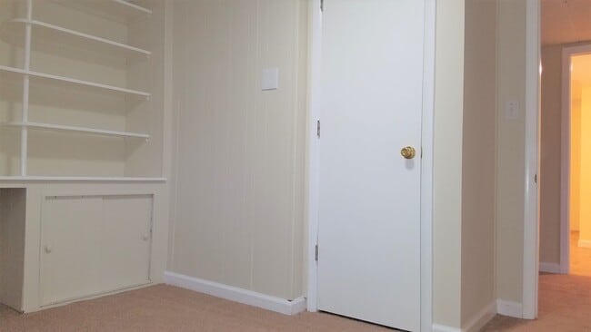 Building Photo - Split foyer SFH in established neighborhoo...