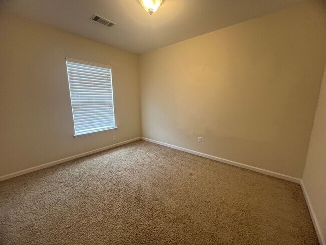 Building Photo - Home for Rent in the Desired Brookview Forest Subdivision