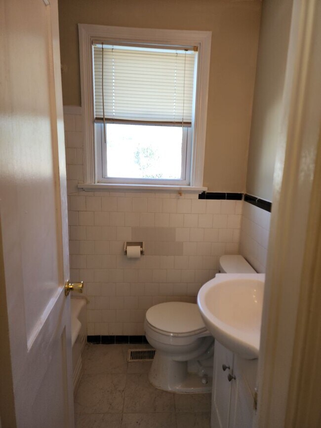 Building Photo - Incredible 3 Bedroom Ranch with Spacious 2...