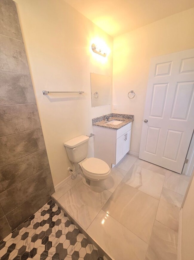 Building Photo - LARGE 3/2/1 -Duplex, prime Location-Lehigh Acres