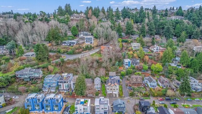 Building Photo - Quintessential West Seattle Townhome with ...