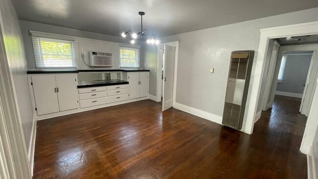 Building Photo - 835 E Weldon Ave