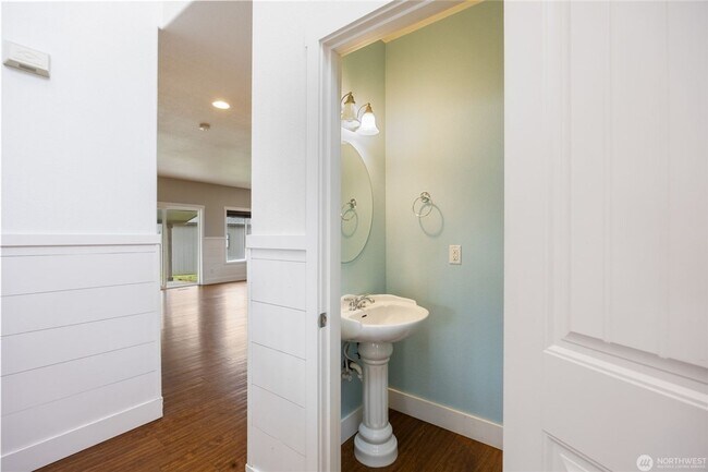 Building Photo - 4 bed, 3.5 bath home in cul-de-sac