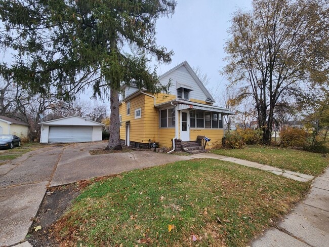 Building Photo - 3 Bedroom Home with 2 Car Detached Garage in East Moline