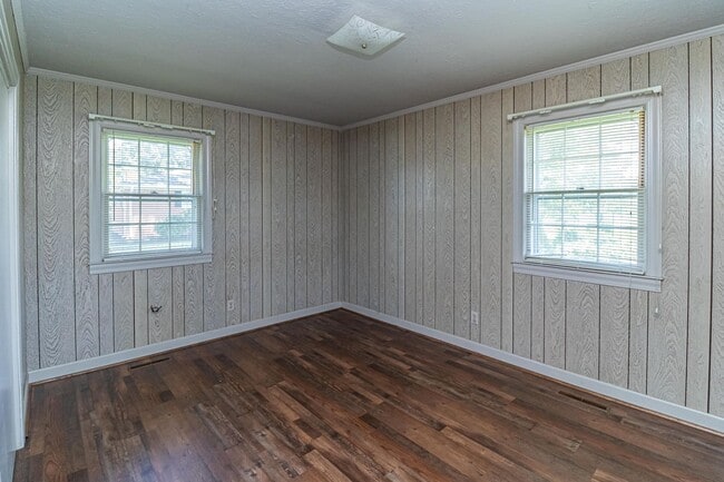Building Photo - Brick Ranch in Pikeville! Lawn care included!