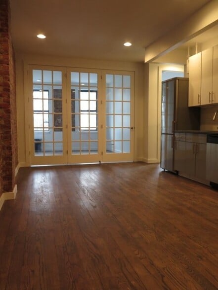 Building Photo - 684 Riverside Dr