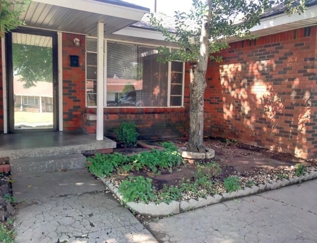 Building Photo - Cozy & Convenient Living in NE OKC with this 2-bedroom Home!