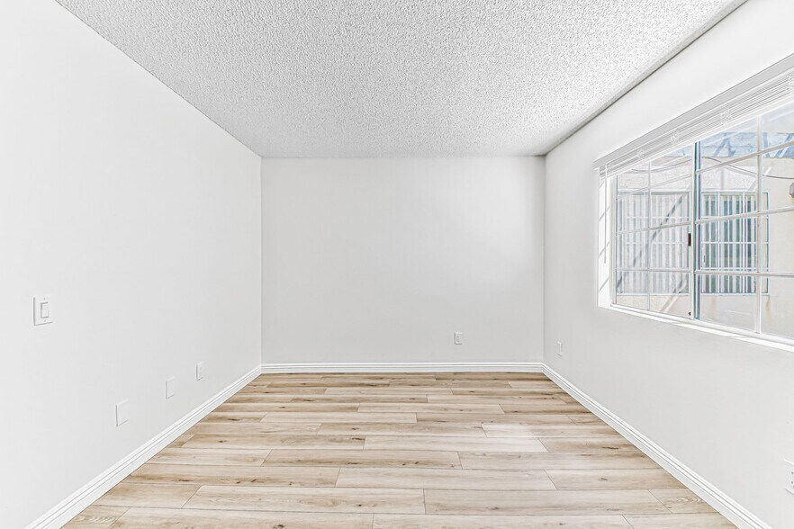 Building Photo - 1075 Loma Ave