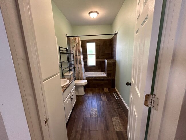 Building Photo - 3 Bedroom 1 Bath Large House with Garage & Many Amenities