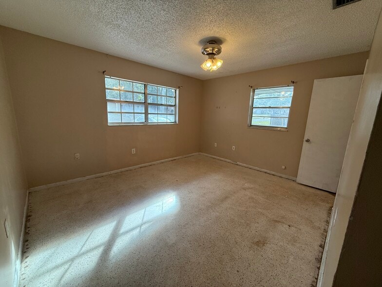 Building Photo - 6733 Fern Cir