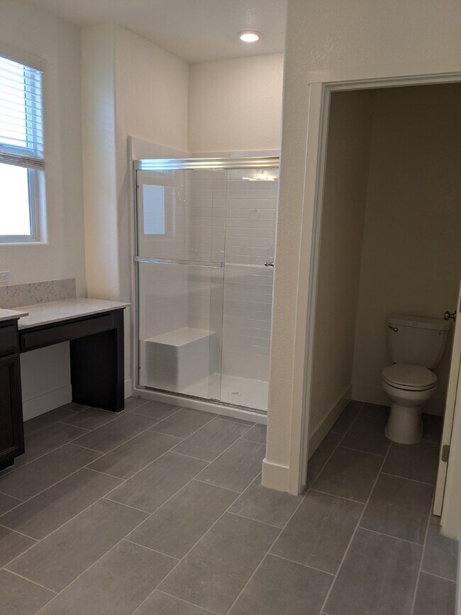 Building Photo - Prime location in Merced!