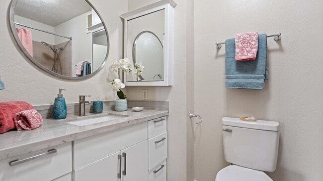 Building Photo - Renovated 2br/1ba/2pkg 3rd Fl Townhome