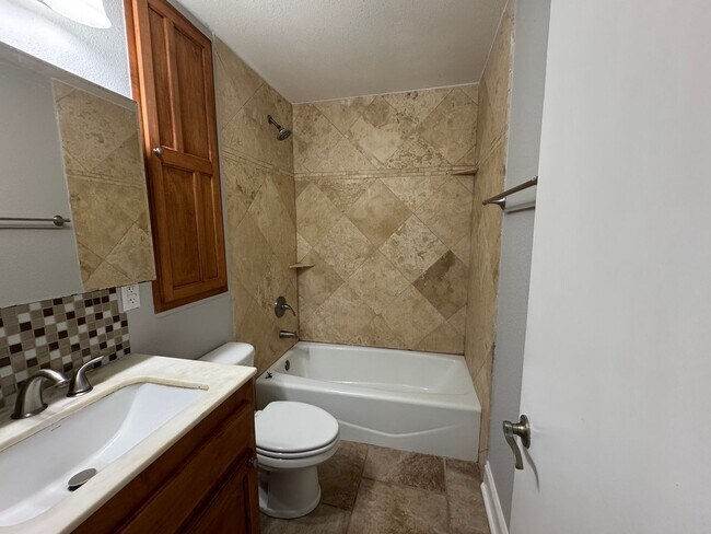 Building Photo - Great 2 Bedroom Lease near LSU