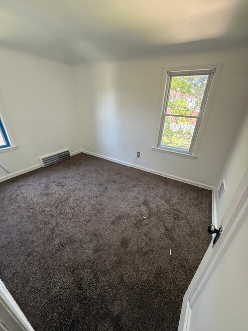 Building Photo - 4143 Outer Dr E