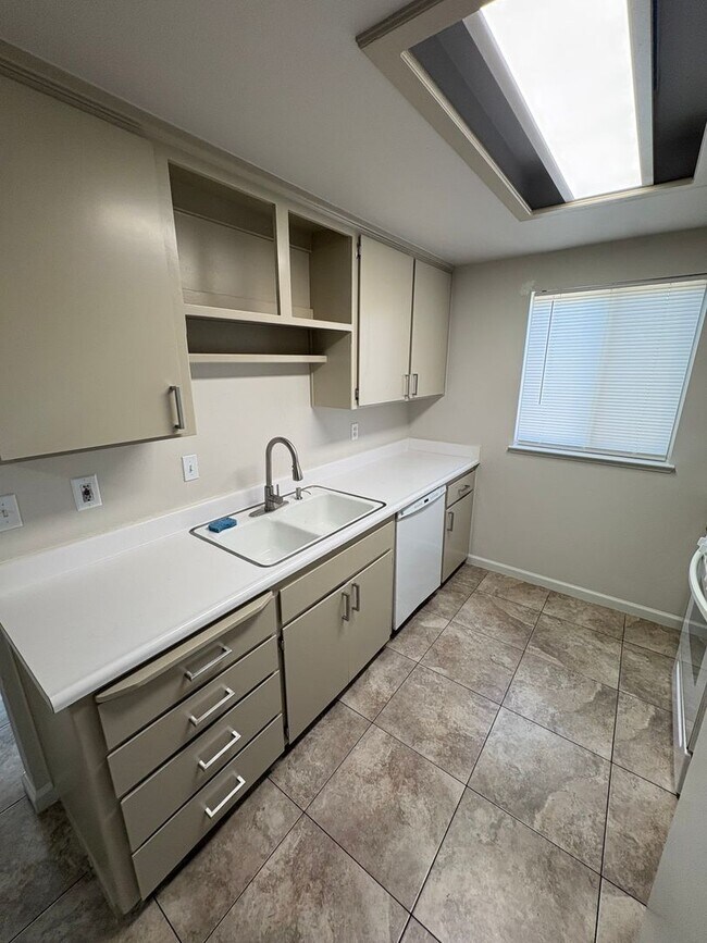 Building Photo - 4 Bed 2 Bath Single Family Home in Hanford!