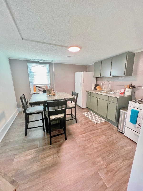 Building Photo - 123 Mortimer St