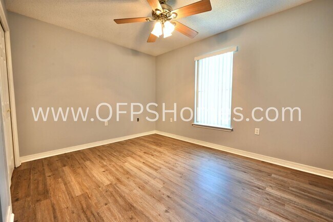 Building Photo - 933 Scenic Oak Ln