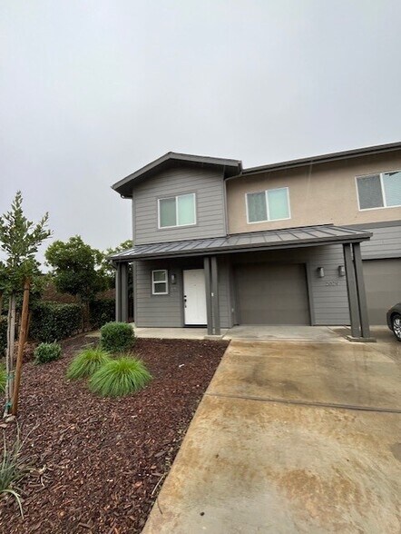 Building Photo - 2029 W Corvina Ave