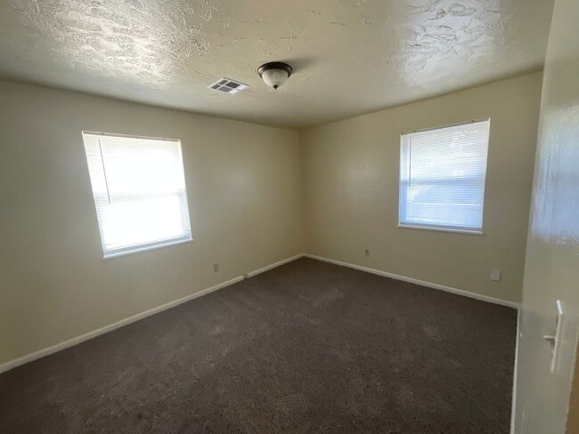 Building Photo - 3 Bed, 2 Bath, 1 Car Garage