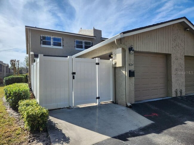 Building Photo - 824 Town Cir