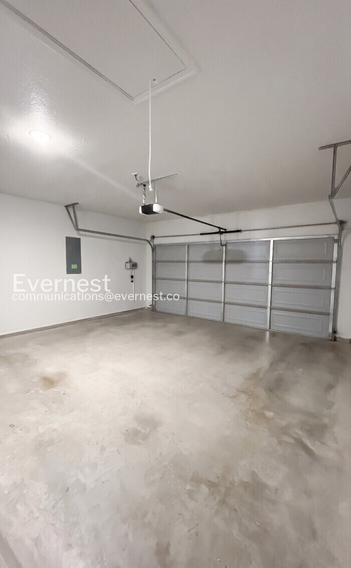 Building Photo - 2204 Hornbeam St