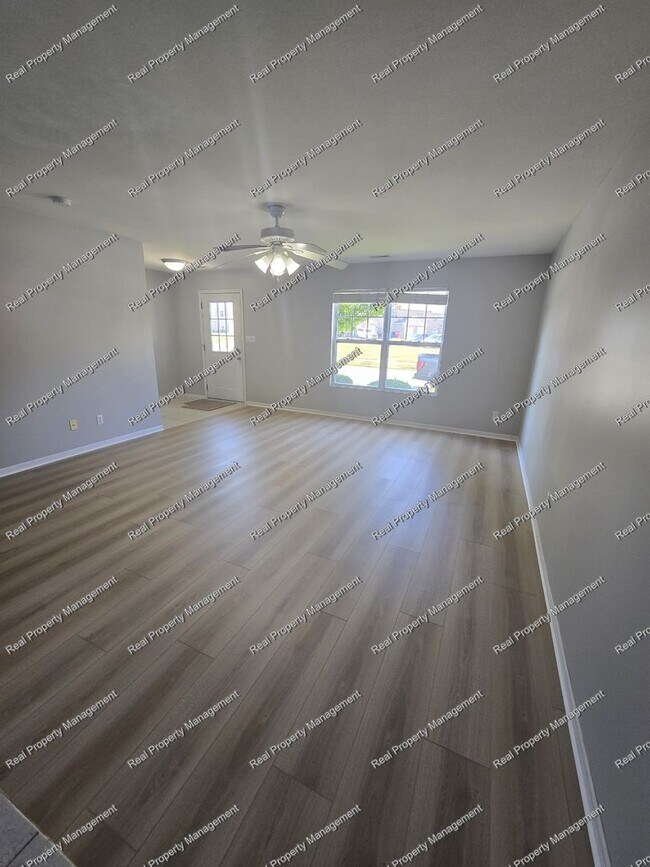 Building Photo - 10401 Paramount Way