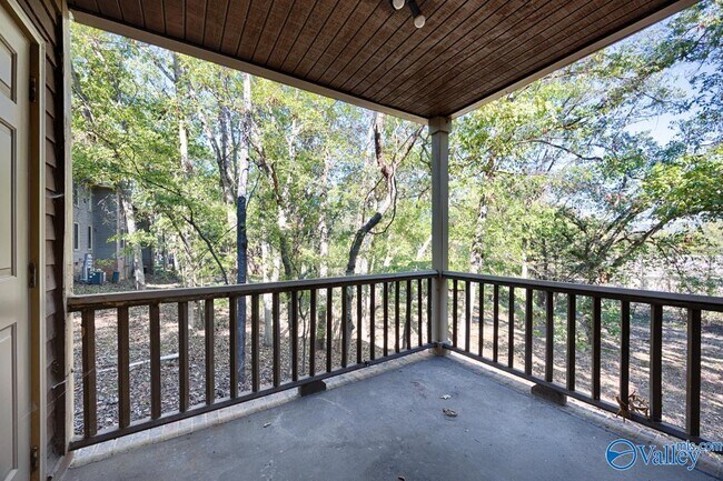 Building Photo - 2048 Woodlawn Dr SW