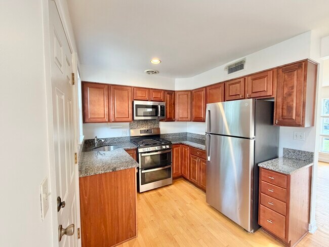 Building Photo - 5816 W Greenleaf Ave