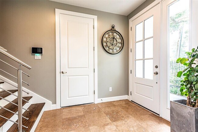 Building Photo - 2510 Chenevert St