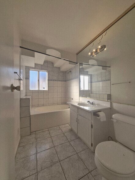 Building Photo - 45565 King St