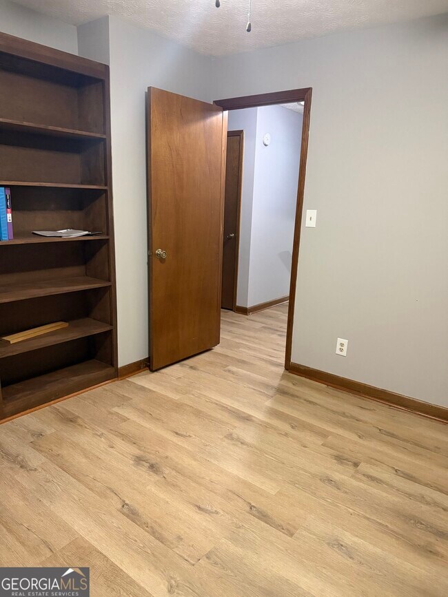 Building Photo - 8282 Dawn Dr