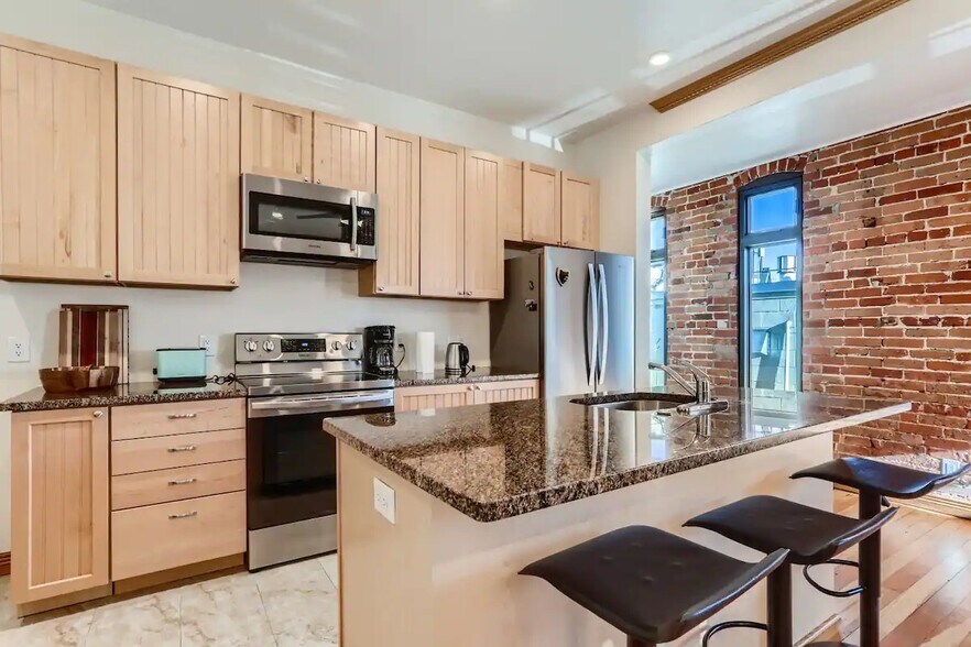 Building Photo - 973 Galapago St