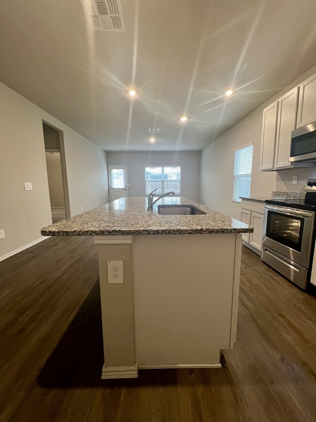 Building Photo - 596 Jennifer Wy