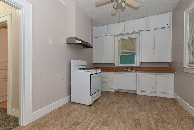 Building Photo - 3814 Roberts St