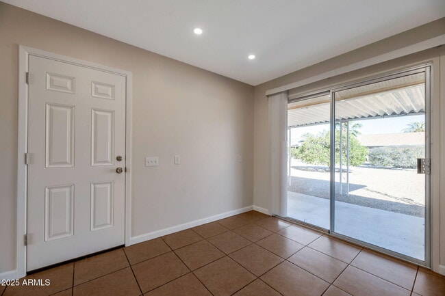 Building Photo - 9822 W Silver Bell Dr