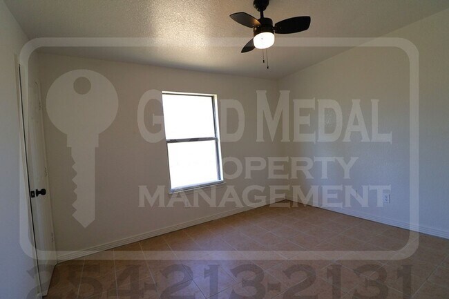 Building Photo - 2802 Alma Dr