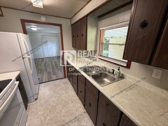 Building Photo - 102 Horseshoe Bend