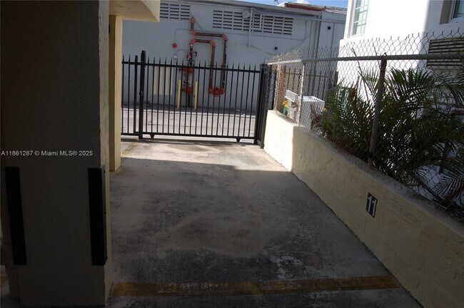 Building Photo - 1334 Collins Ave