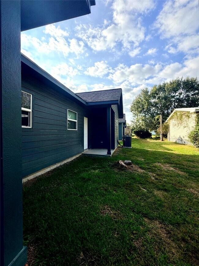 Building Photo - 502 Ross Sterling Ave