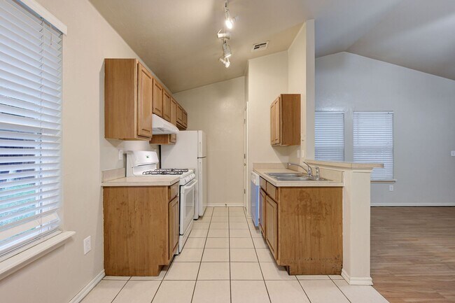 Building Photo - Gorgeous 3 bed 2 bath in Norman!