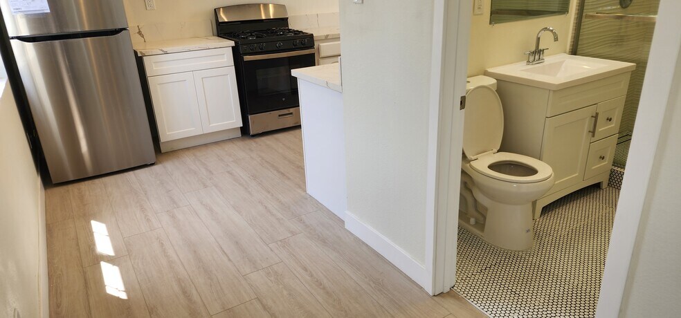 Building Photo - 950 N Kingsley Dr