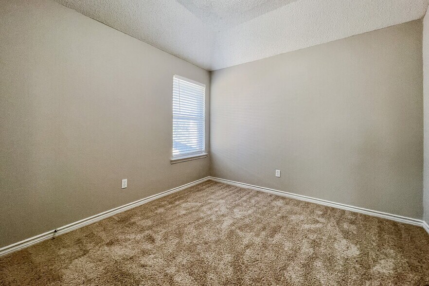 Building Photo - 6902 Graham Dr