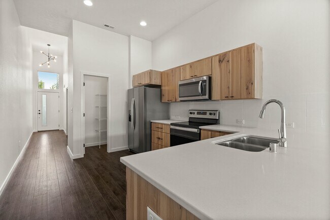 Building Photo - 604 S Crescent Ln
