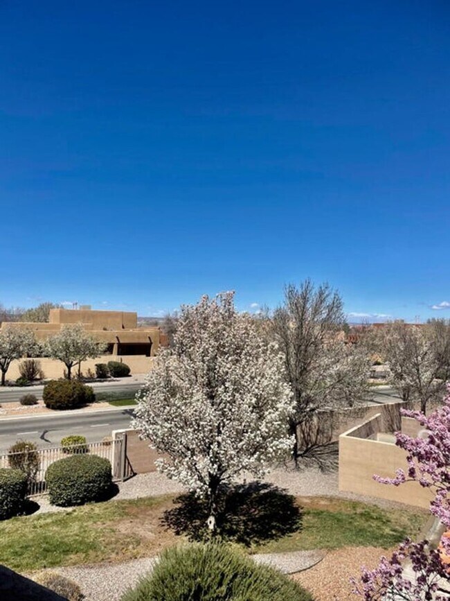 Building Photo - 6800 Vista Del Norte Dr NE