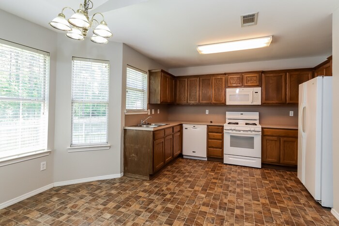 Building Photo - 2106 Cherry Creek Cir