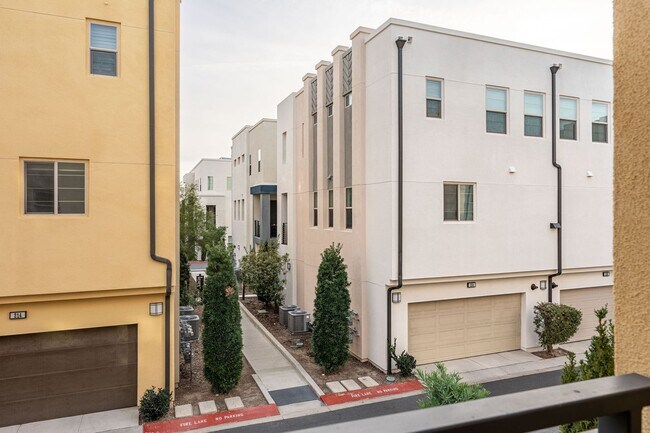 Building Photo - 216 Paramount